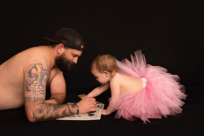 Papà e figlia posano con lo stesso tutù in 9 foto dolcissime scattate dalla mamma