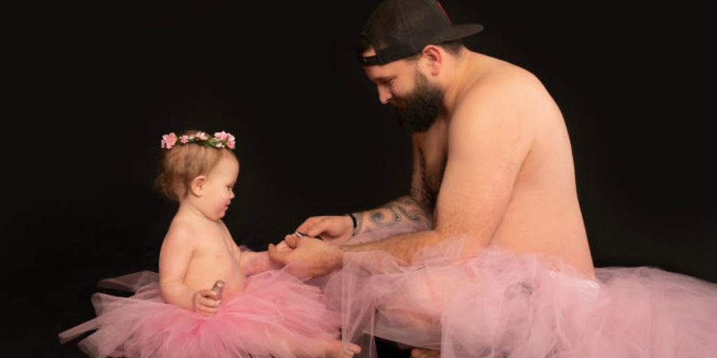 Papà e figlia posano con lo stesso tutù in 9 foto dolcissime scattate dalla mamma
