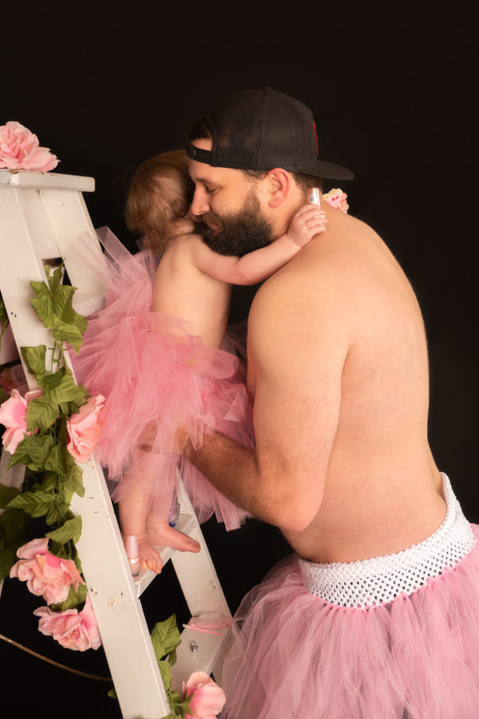Papà e figlia posano con lo stesso tutù in 9 foto dolcissime scattate dalla mamma