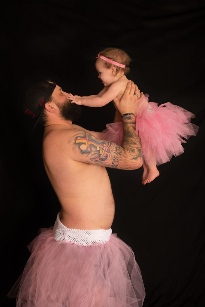 Papà e figlia posano con lo stesso tutù in 9 foto dolcissime scattate dalla mamma