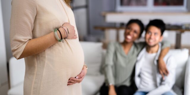 Maternità surrogata: cos'è e come funziona la gestazione per altri