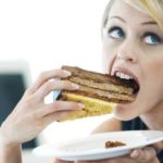 11 cose che solo le donne che amano mangiare capiscono