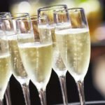 Guerra al Prosecco: "Smettete di berlo, rovina il sorriso"