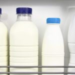 Perché non dovresti mai tenere il latte nello sportello del frigorifero