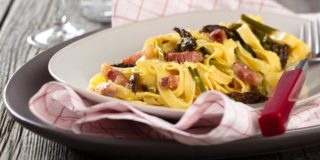 Pasta con asparagi e pancetta