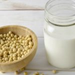 Latte di soia: benefici e controindicazioni di una bevanda molto diffusa