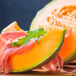 Perché d'estate mangiare prosciutto e melone o bresaola e Grana è una pessima idea