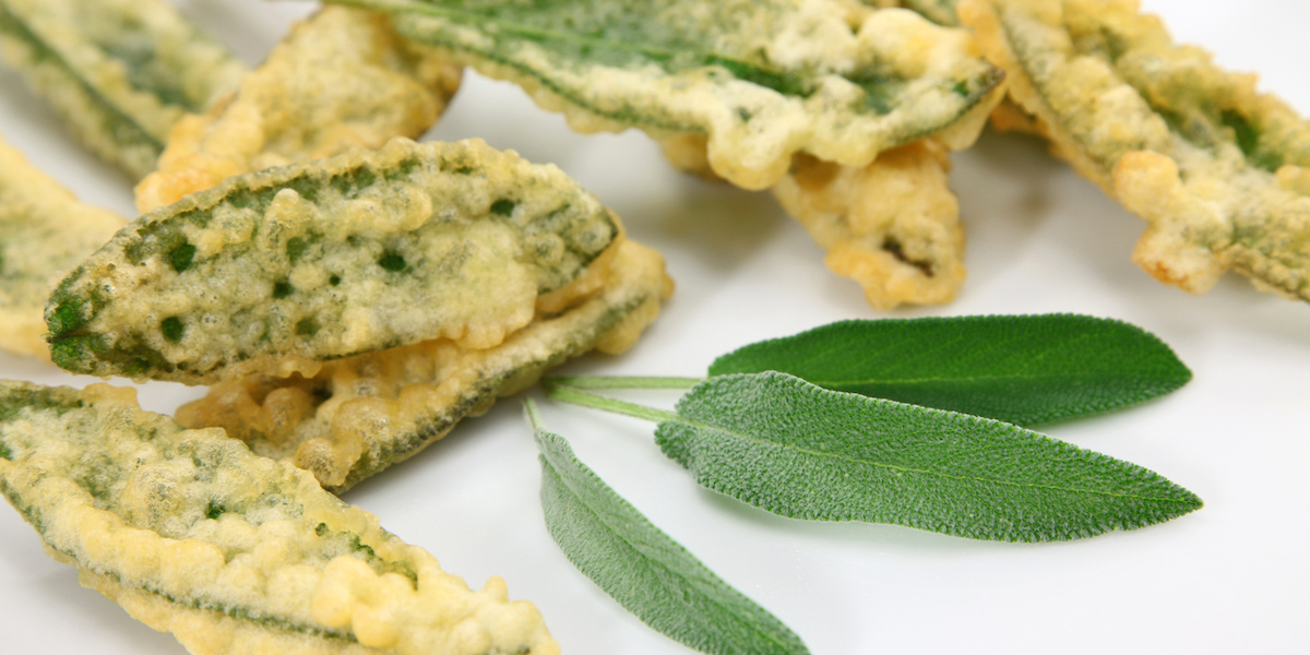 Salvia fritta: 4 ricette per friggerla anche ad aria, senza pastella e al forno