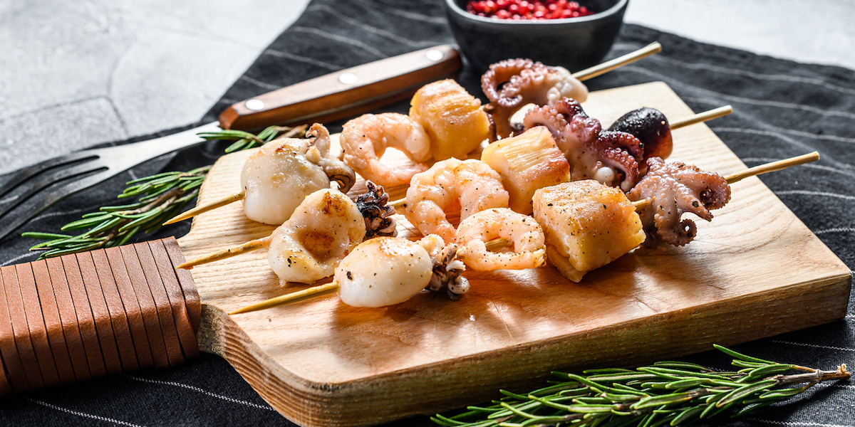 Spiedini di calamari e gamberi al forno