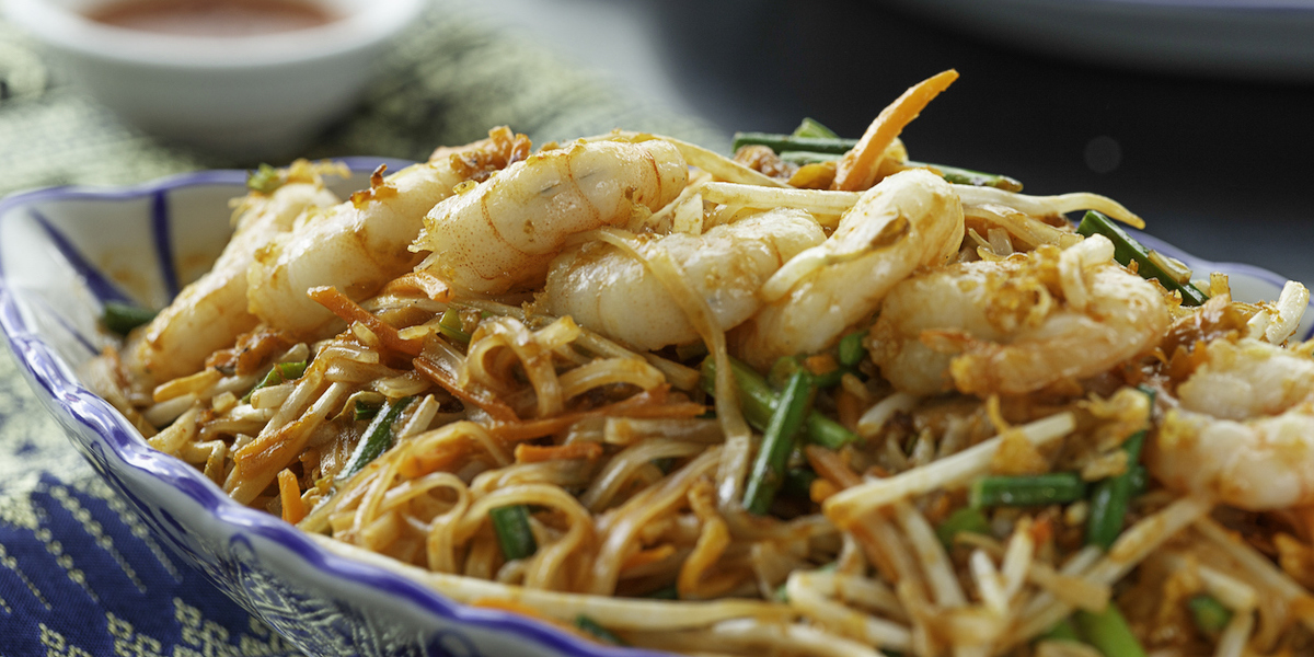Spaghetti di riso con gamberi e verdure