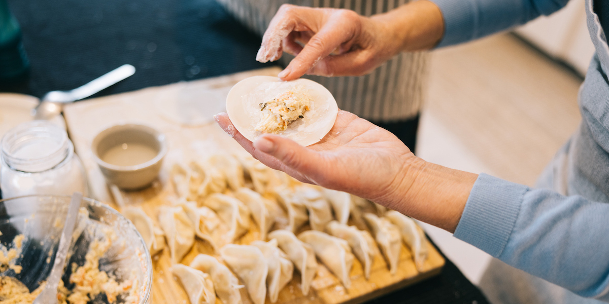 Ravioli ripieni di edamame e noci con salsa di alghe arrostite