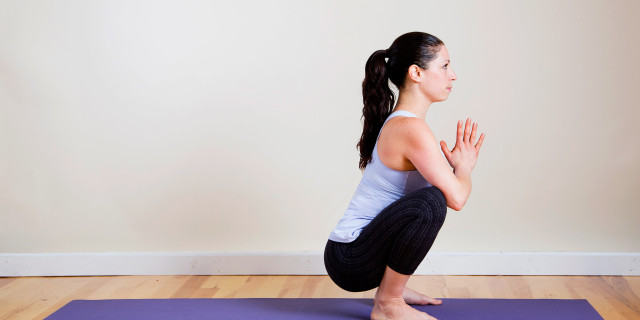 Squat con gambe divaricate in posizione yoga