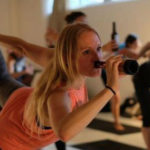 I benefici effetti del BierYoga, fare yoga bevendo birra