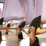 Antigravity Yoga: 4 posizioni yoga da fare con l'amaca