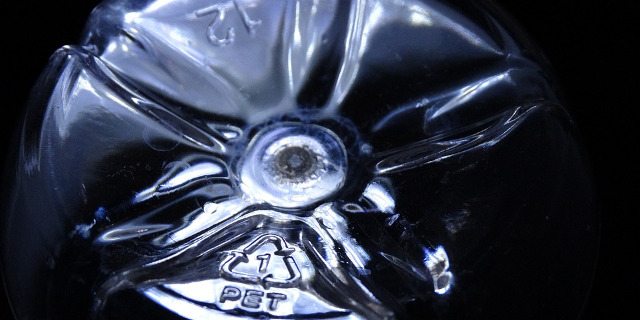Bottiglia di acqua in plastica