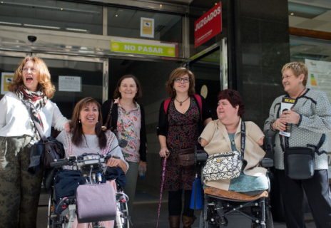 Talidomide, le vittime del farmaco che li ha resi bimbi e adulti mutilati Talidomide, le vittime del farmaco che li ha resi bimbi e adulti mutilati