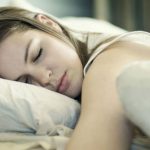 I rischi della "dieta della bella addormentata": dormire per dimenticarsi di mangiare