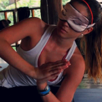 Yoga in The Dark: 5 motivi per cui dovresti provare a fare yoga bendata