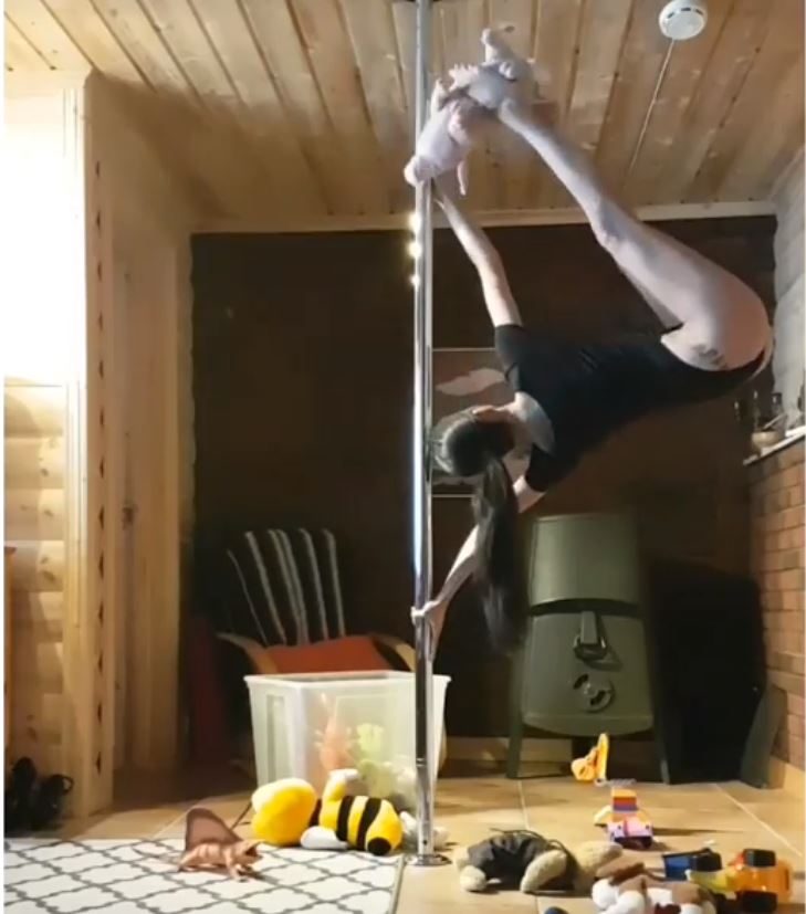 Le ragazze della pole dance: 11 modi alternativi di usare il palo
