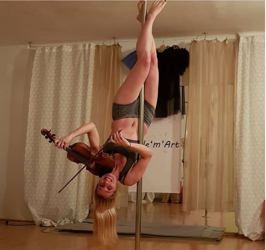 Le ragazze della pole dance: 11 modi alternativi di usare il palo