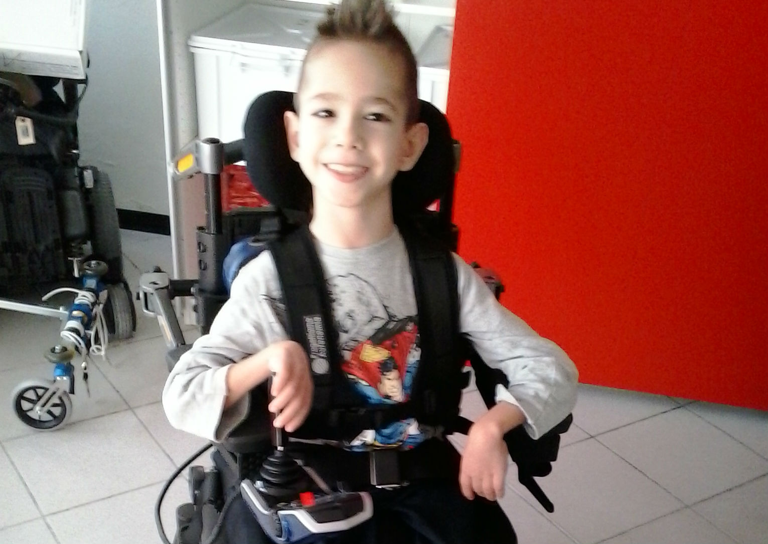 Christian, il piccolo, grande uomo che combatte la sua disabilità con il sorriso