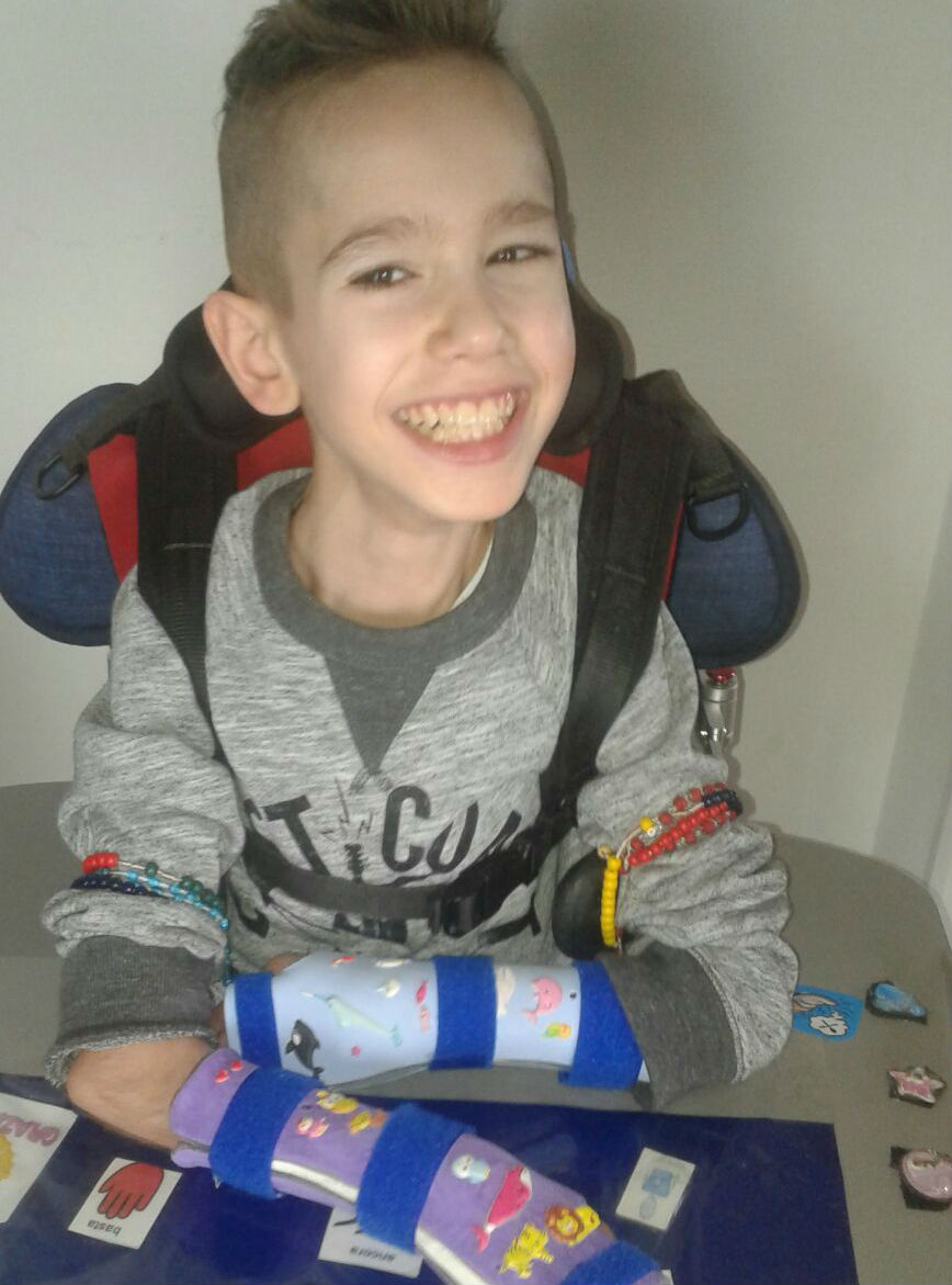 Christian, il piccolo, grande uomo che combatte la sua disabilità con il sorriso