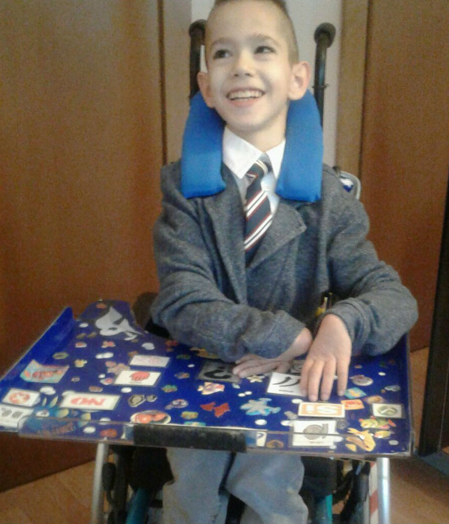 Christian, il piccolo, grande uomo che combatte la sua disabilità con il sorriso