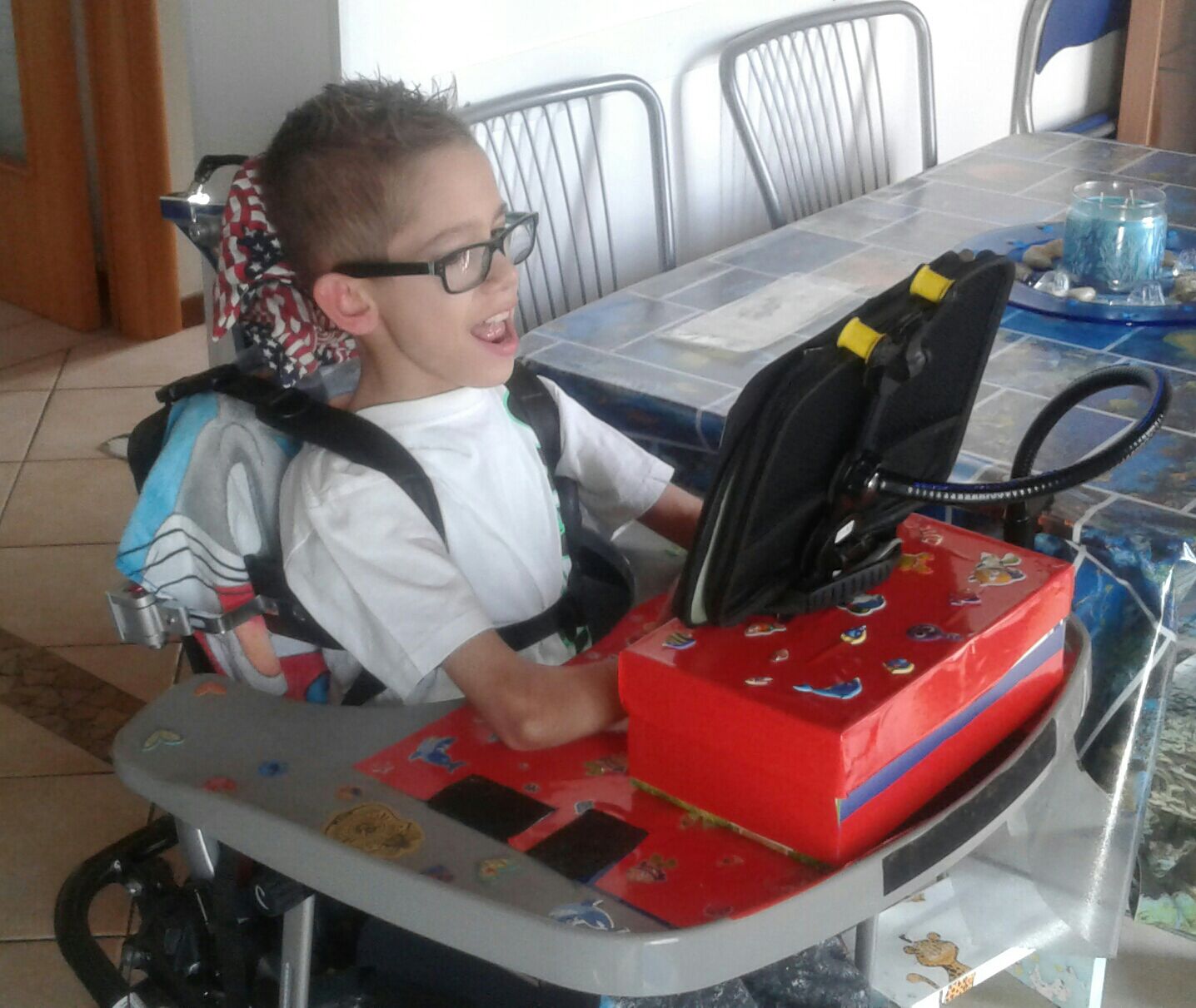 Christian, il piccolo, grande uomo che combatte la sua disabilità con il sorriso