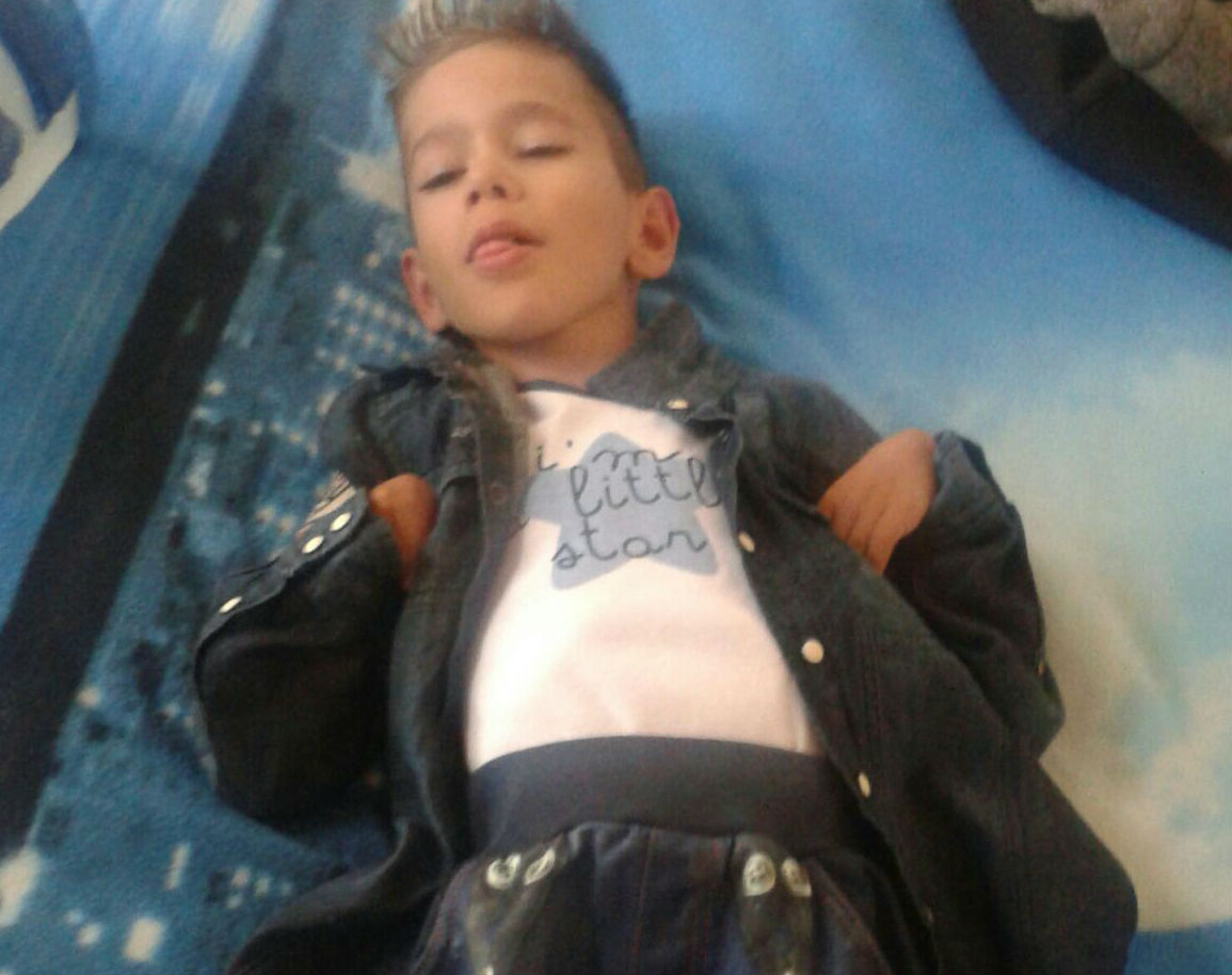 Christian, il piccolo, grande uomo che combatte la sua disabilità con il sorriso