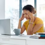 Dolore alle tempie: sintomi, cause e cure