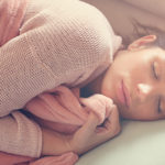 Perché dormire sul fianco sinistro migliorerà la tua qualità di vita