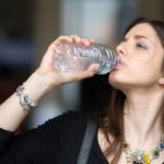 Bere troppa acqua fa male? Le conseguenze e i rischi per la salute