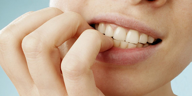 Onicofagia, se la fragilità di chi si mangia le unghie diventa autolesionismo Onicofagia, se la fragilità di chi si mangia le unghie diventa autolesionismo
