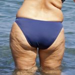 Volete dire che le donne mature possono essere amate solo se hanno natiche sode?