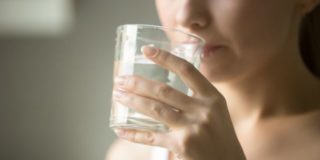 bere acqua