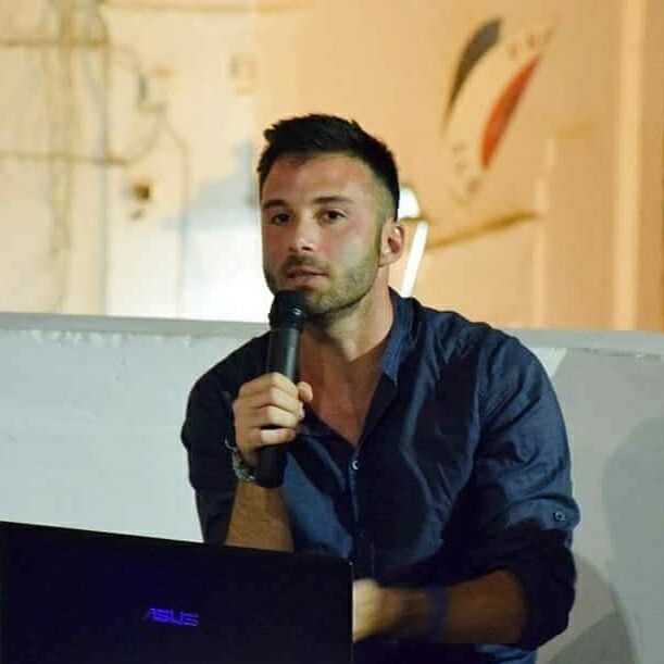 "Come affronto a testa alta la sclerosi multipla", la coraggiosa normalità di Davide