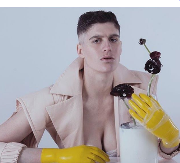 Le mestruazioni social di Rain Dove, modell* che non vuole un solo genere
