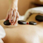 Tutti i benefici dell'Hot Stone Massage, il massaggio che usa pietre calde