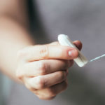 Perché dovresti usare soltanto assorbenti e tamponi in cotone