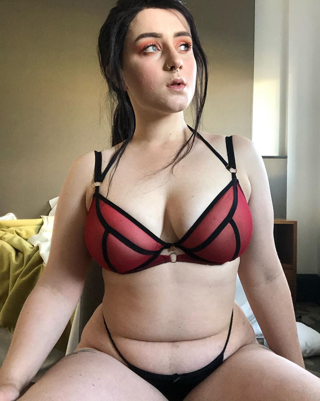 "La menopausa indotta sta cambiando il mio corpo e io non sono pronta"