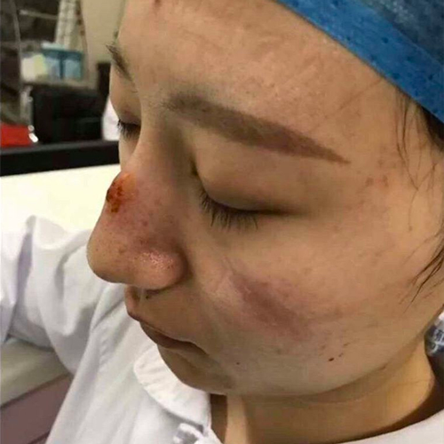 I segni sulle donne e sugli uomini che combattono il coronavirus in prima linea
