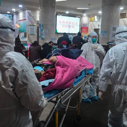 I segni sulle donne e sugli uomini che combattono il coronavirus in prima linea