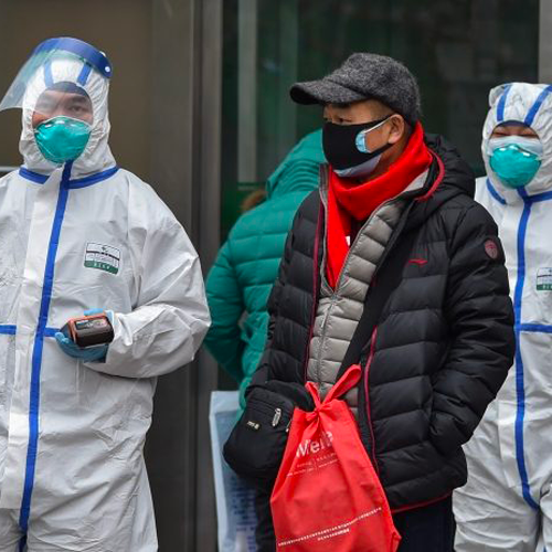 I segni sulle donne e sugli uomini che combattono il coronavirus in prima linea
