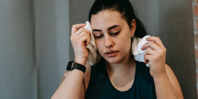 Iperidrosi facciale, quando il viso suda troppo. Cause, disagio sociale e rimedi Iperidrosi facciale, quando il viso suda troppo. Cause, disagio sociale e rimedi