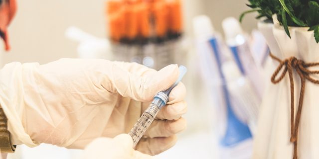 Medicina anti aging: un'industria dominata dal male gaze che ci costa cara Medicina anti aging: un'industria dominata dal male gaze che ci costa cara