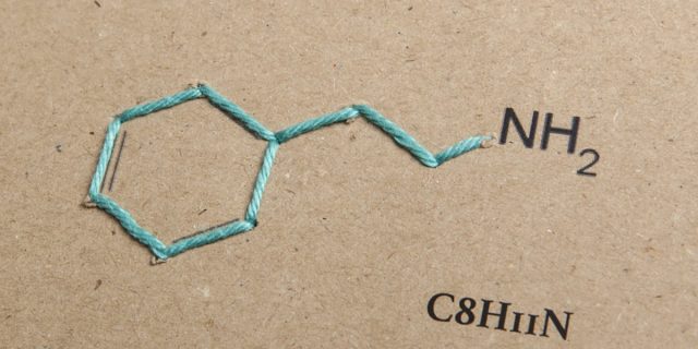 Maledetta feniletilamina, colpa sua se ci innamoriamo o entriamo in crisi? Maledetta feniletilamina, colpa sua se ci innamoriamo o entriamo in crisi?
