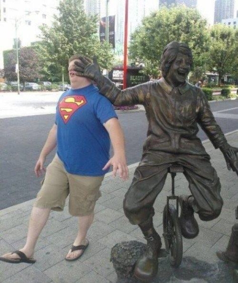 Le Foto Più Assurde e Divertenti di Persone in Posa con le Statue