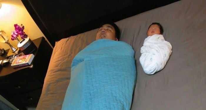 Il Magico Rapporto tra Padre e Figlio: Bimbi e Papà nella stessa Posa