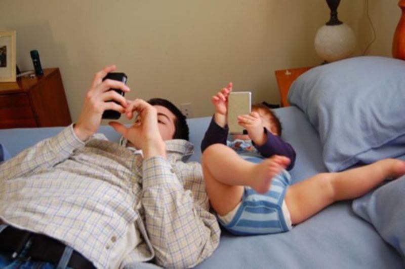 Il Magico Rapporto tra Padre e Figlio: Bimbi e Papà nella stessa Posa