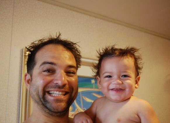 Il Magico Rapporto tra Padre e Figlio: Bimbi e Papà nella stessa Posa